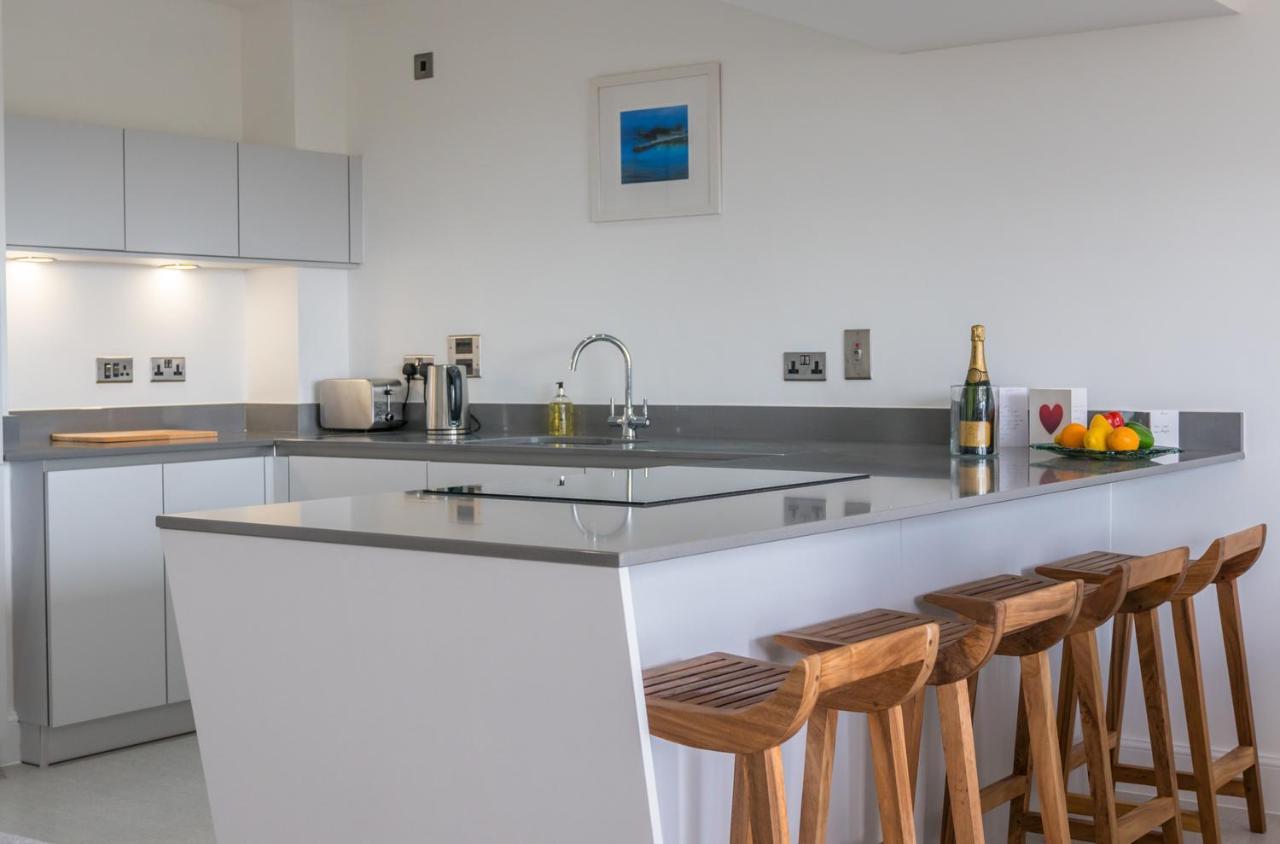 Apartment 3 Waterstone House - Sea Front Apartment, Hot Tub テンビー エクステリア 写真
