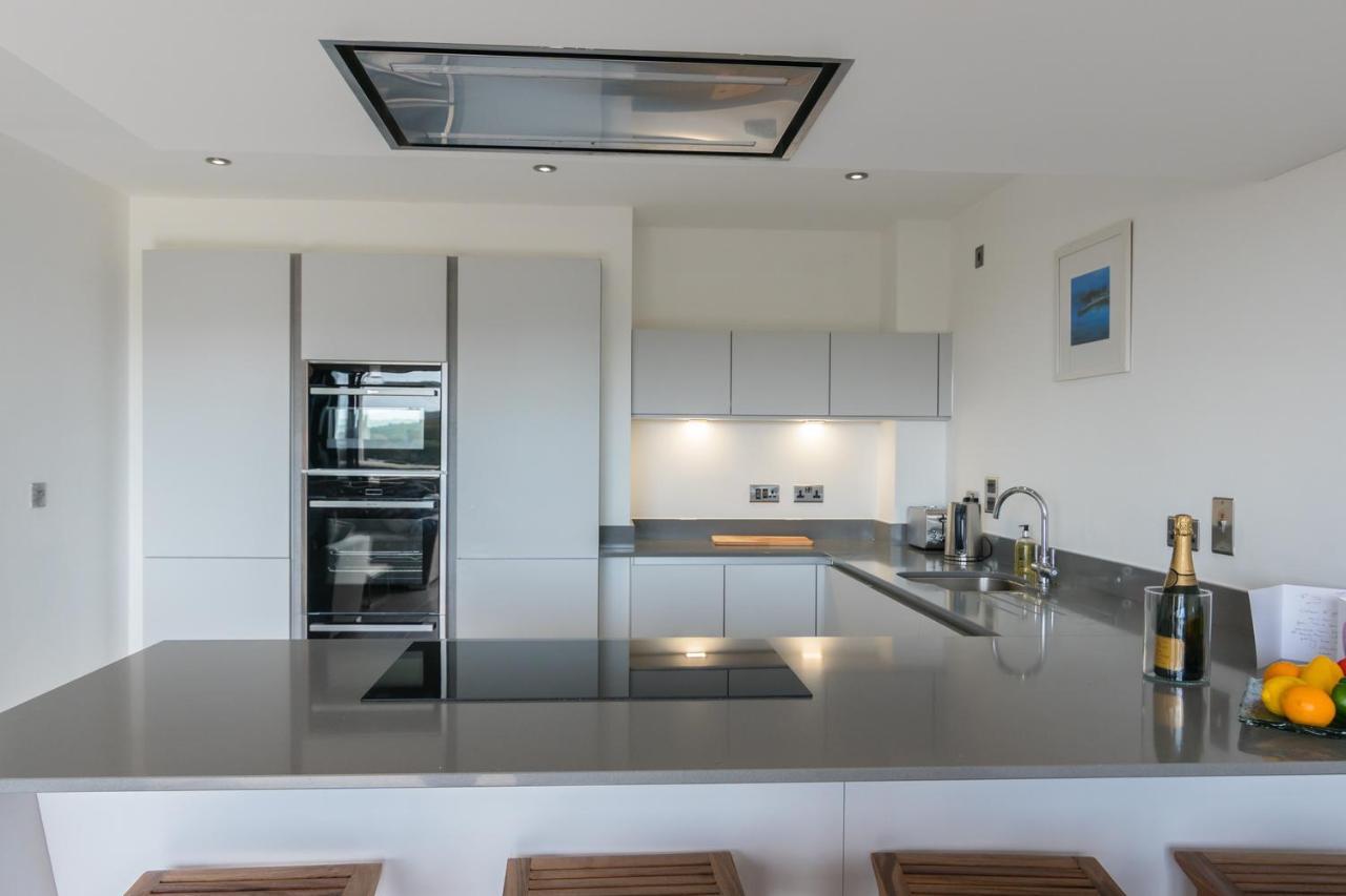 Apartment 3 Waterstone House - Sea Front Apartment, Hot Tub テンビー エクステリア 写真